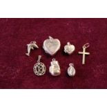 A selection of 9ct gold lockets and pendants 4.85g total weight