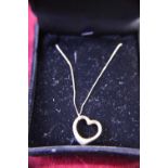 A 9ct gold chain and pendant 0.85g