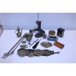 A job lot of assorted metal ware items including horse brasses etc