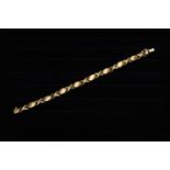A heavy quality 14ct gold bracelet in a criss cross design. 11,68 grams
