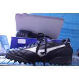 A pair of Mazuno golf shoes size 9