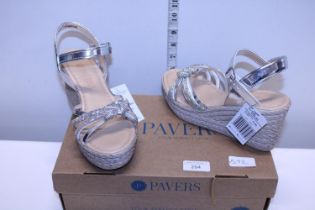 A pair of new Pavers shoes size 5