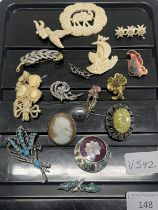 A good selection of vintage costume jewellery brooches