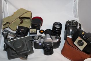 A selection of assorted vintage cameras (untested)