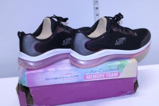 A new pair of Ladies Sketchers size 8