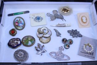 A selection of assorted vintage costume jewellery brooches