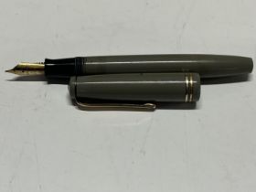 A vintage Parker fountain pen with a 14ct gold nib