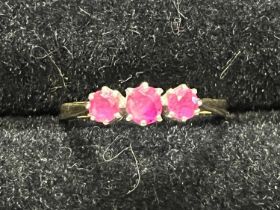 A 18ct gold and pink sapphire ring size O 2.77g
