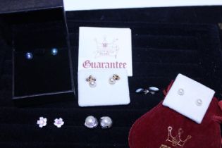 A selection of 925 silver jewellery