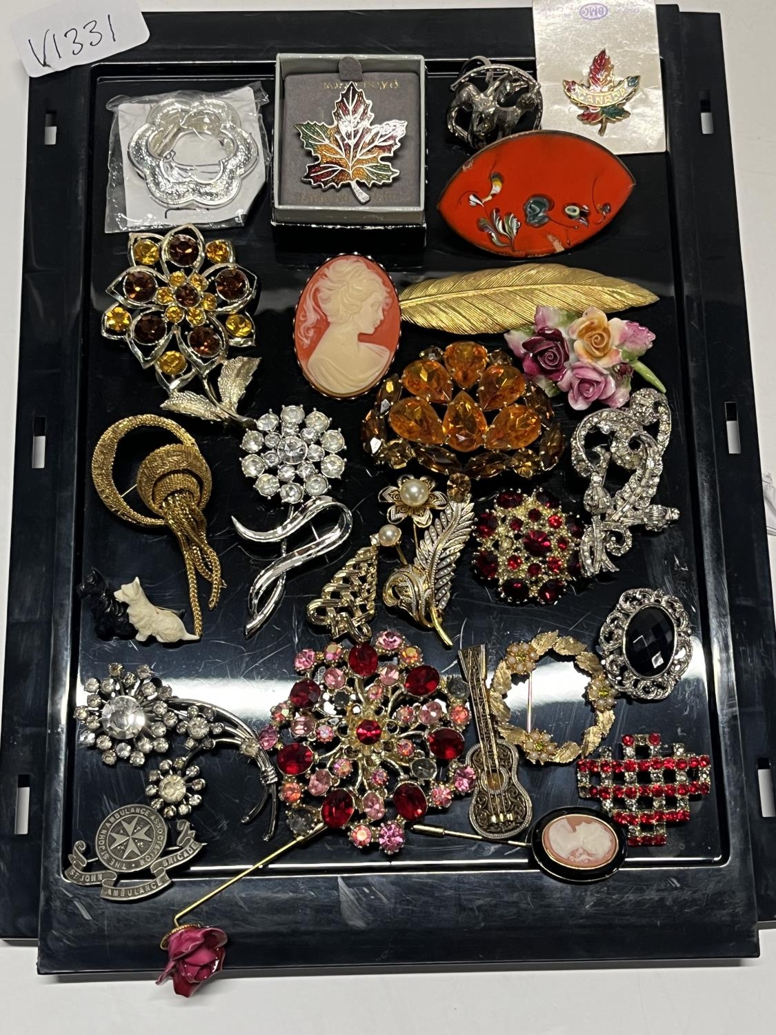 A job lot of costume jewellery brooches
