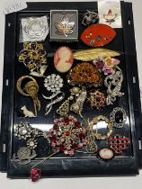 A job lot of costume jewellery brooches