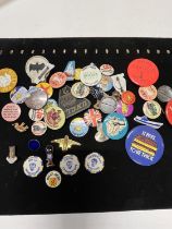 A job lot of assorted vintage badges including Leeds United from the 70's