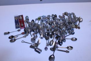 A job lot of assorted collectors spoons