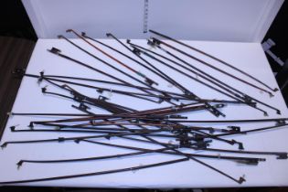 A job lot of assorted antique violin bows a/f