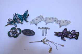 A job lot of assorted vintage costume jewellery including Miracle brooches etc