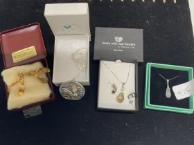 A job lot of sterling silver jewellery