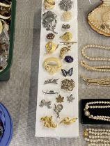 A selection of assorted vintage brooches