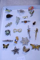 A job lot of assorted costume jewellery brooches