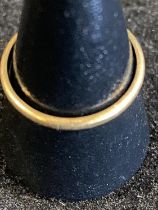 A 9ct gold band ring 1.27g