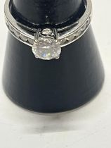 A 9ct gold solitaire ring with accents size N