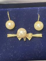 A 9ct gold vintage pearl earrings and brooch set