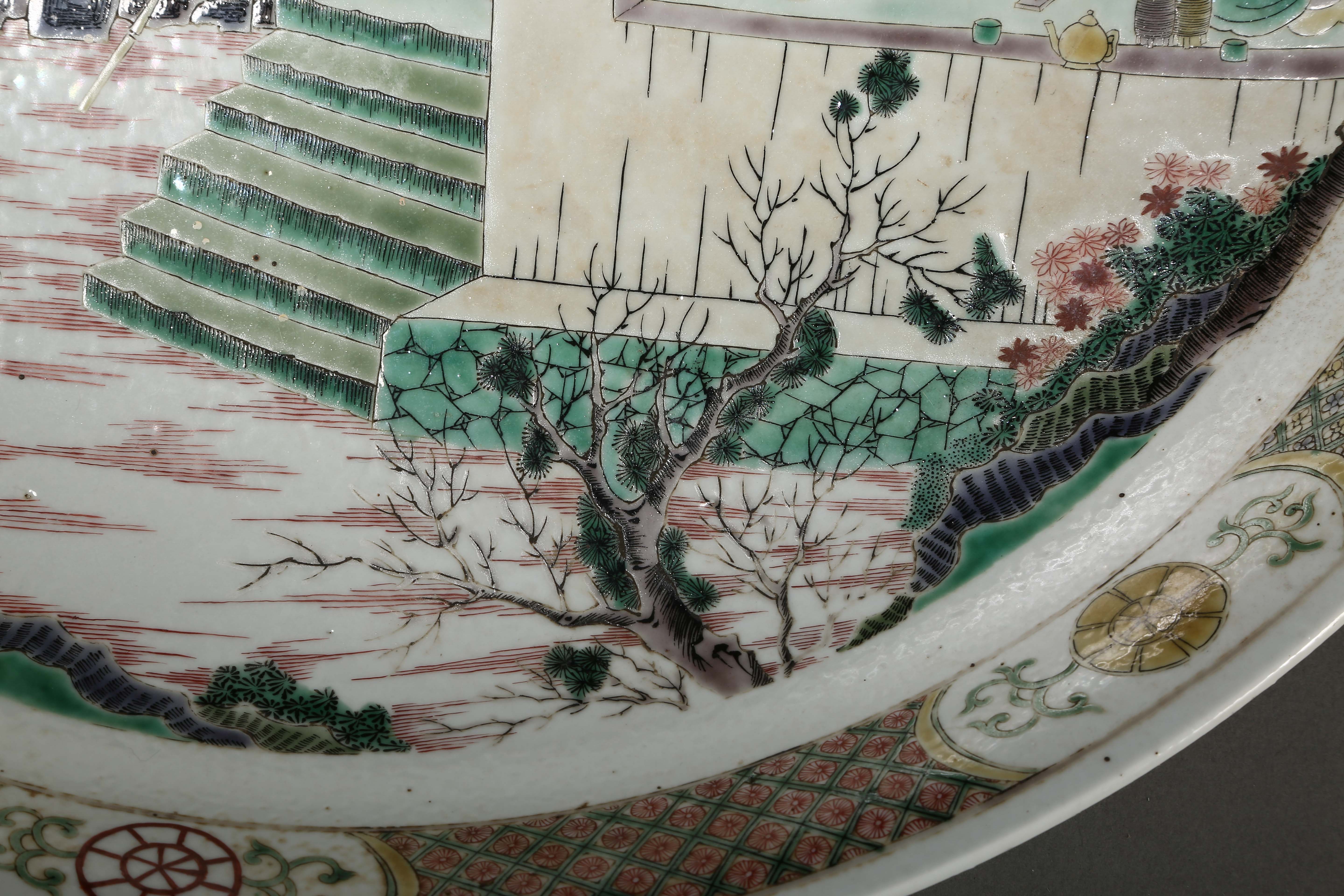 A Chinese Famille Verte Figural Story Dish - Bild 8 aus 10