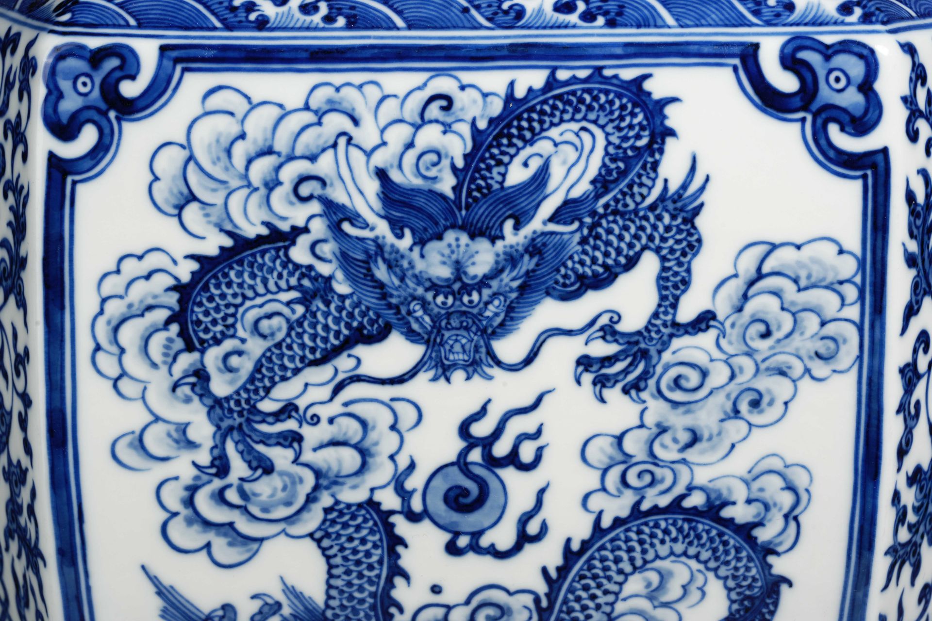 A Chinese Blue and White Dragons Zun Vase - Image 13 of 17