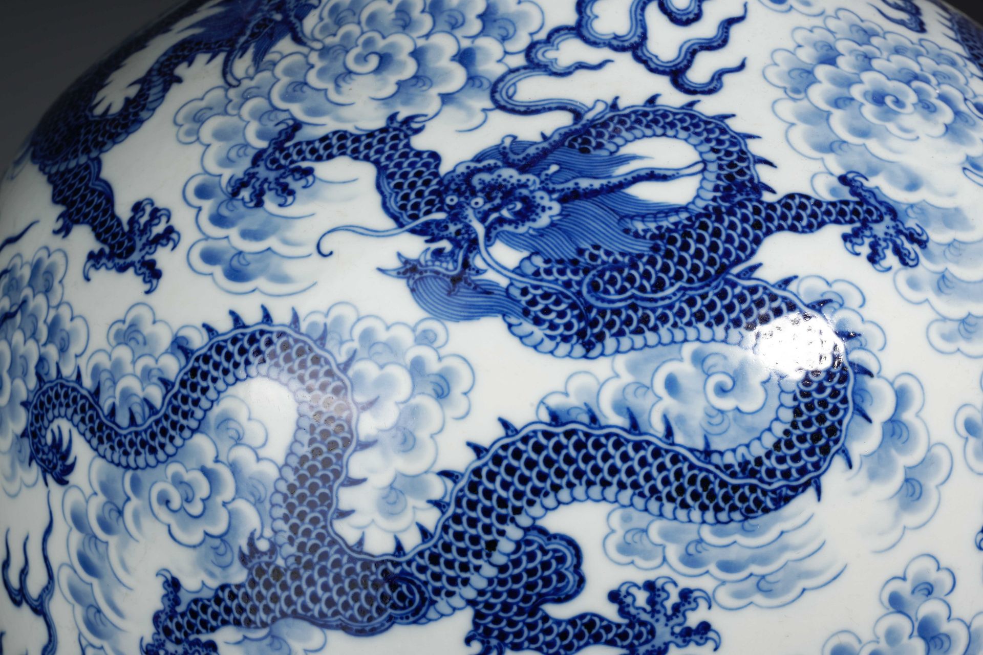 A Chinese Blue and White Dragons Zun Vase - Image 9 of 18
