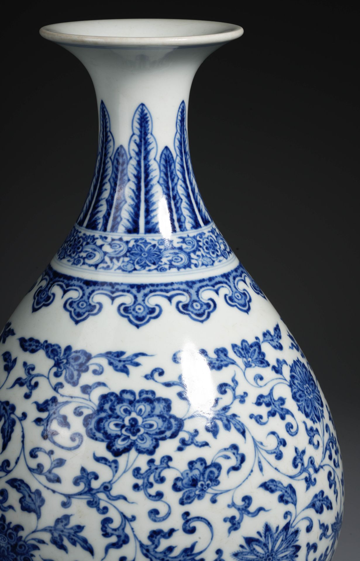 A Chinese Blue and White Lotus Scrolls Vase Yuhuchunping - Image 7 of 10