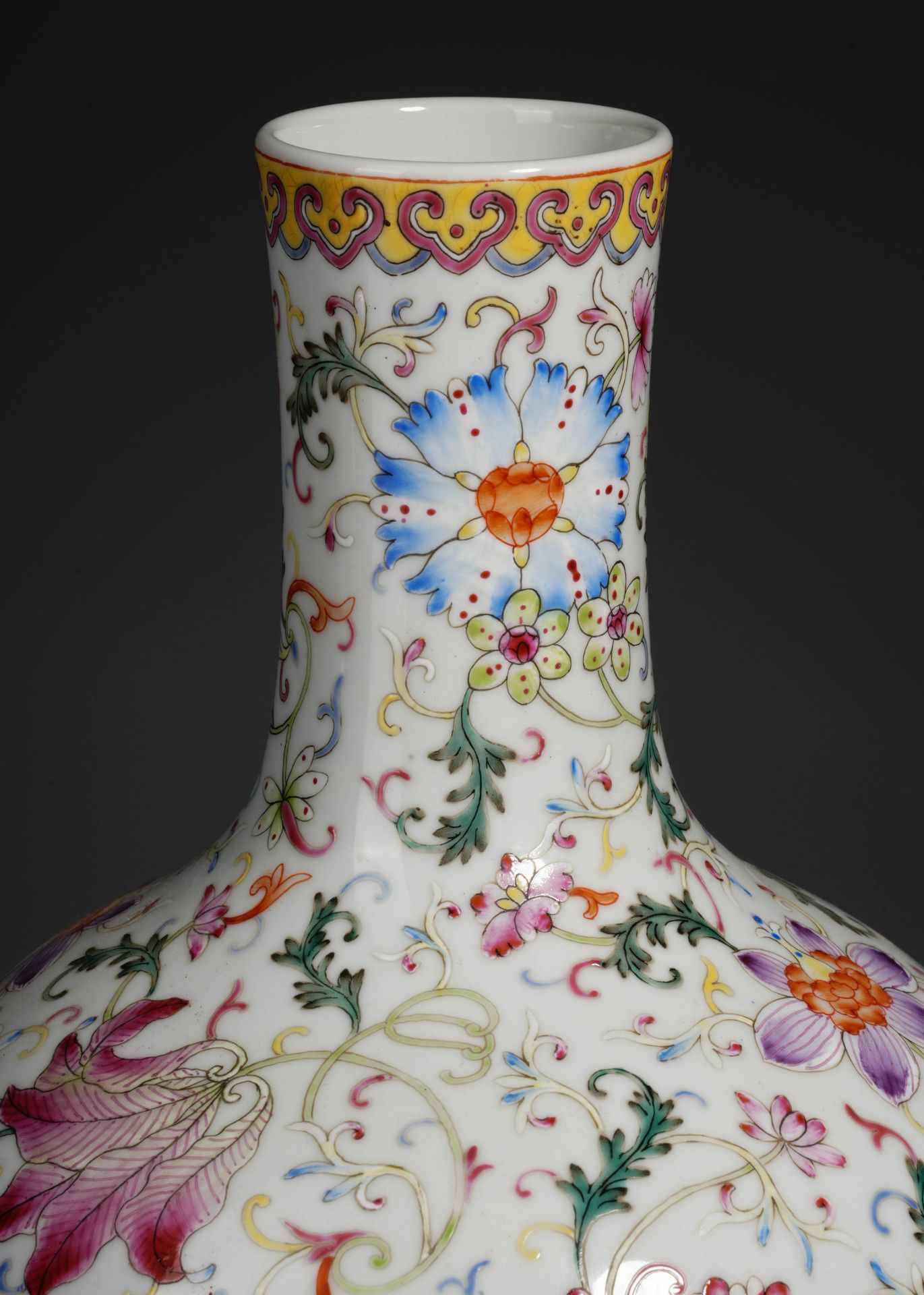 A Chinese Famille Rose Lotus Scrolls Globular Vase - Image 8 of 11