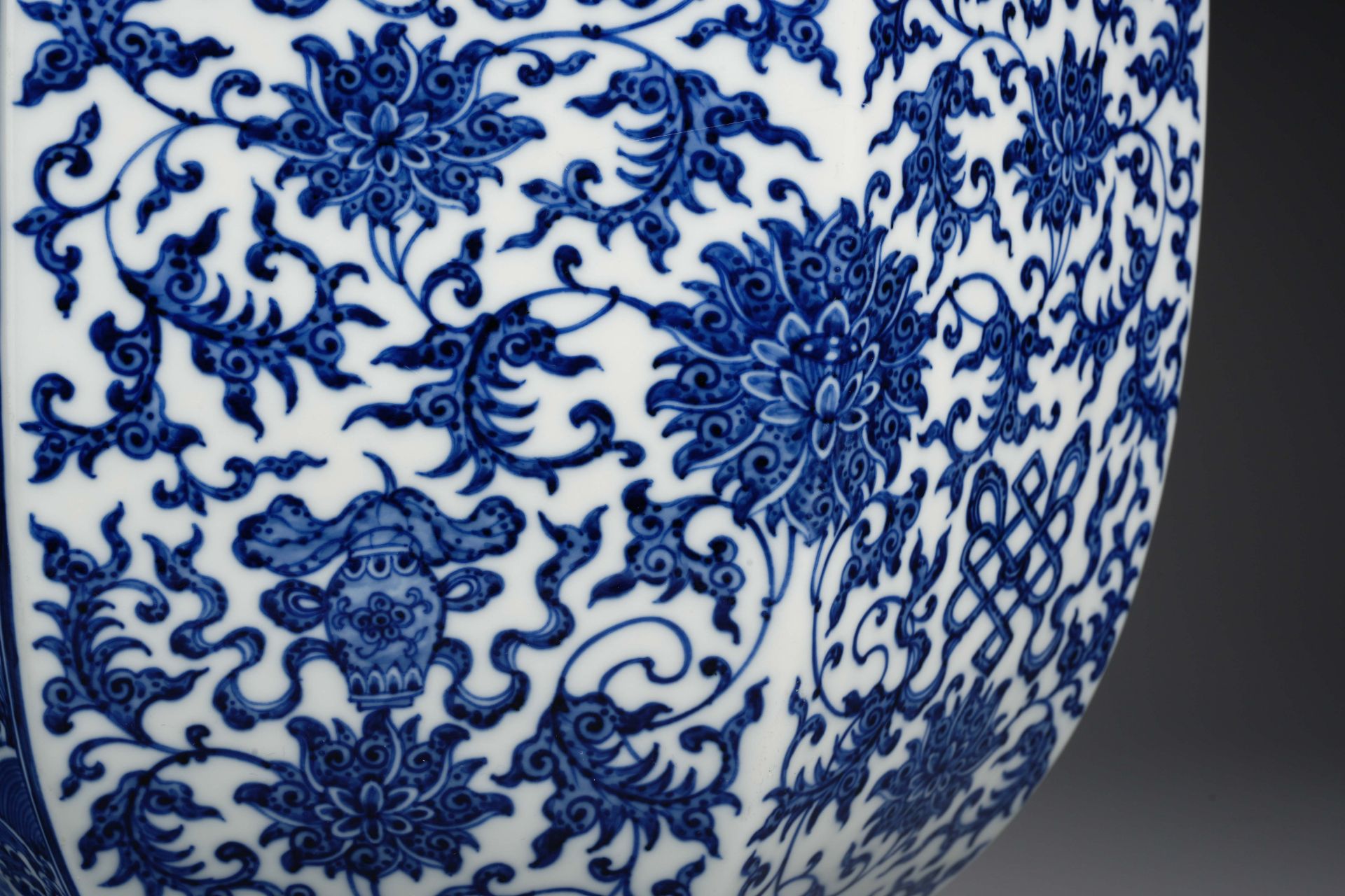 A Chinese Blue and White Dragons Zun Vase - Image 11 of 17