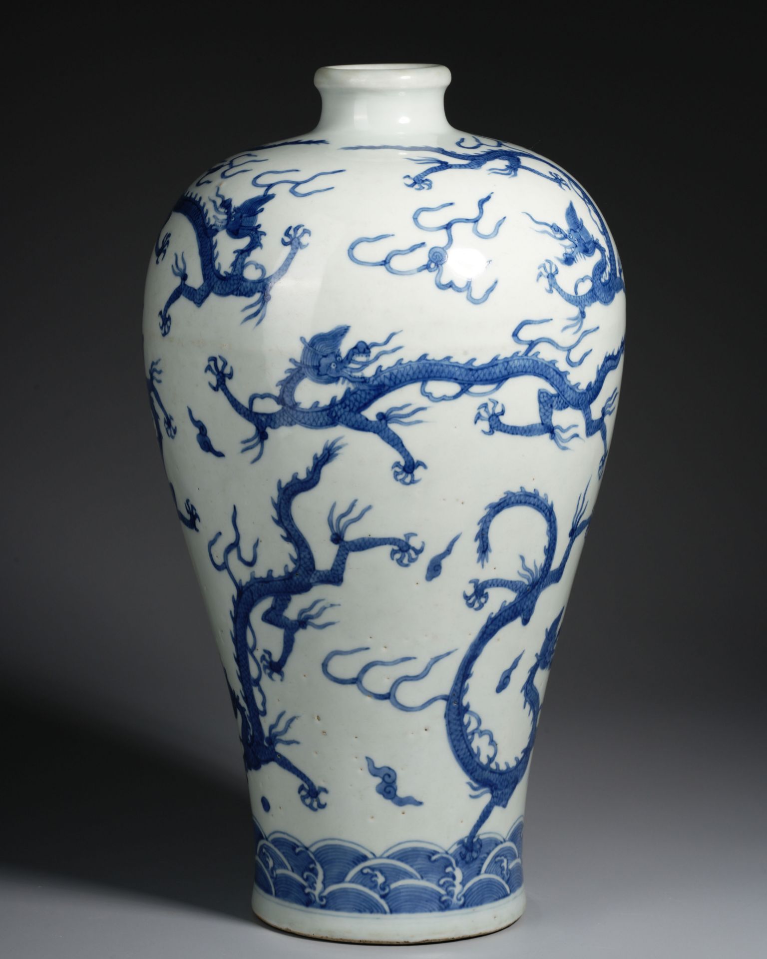 A Chinese Blue and White Dragon Vase Meiping - Image 2 of 11