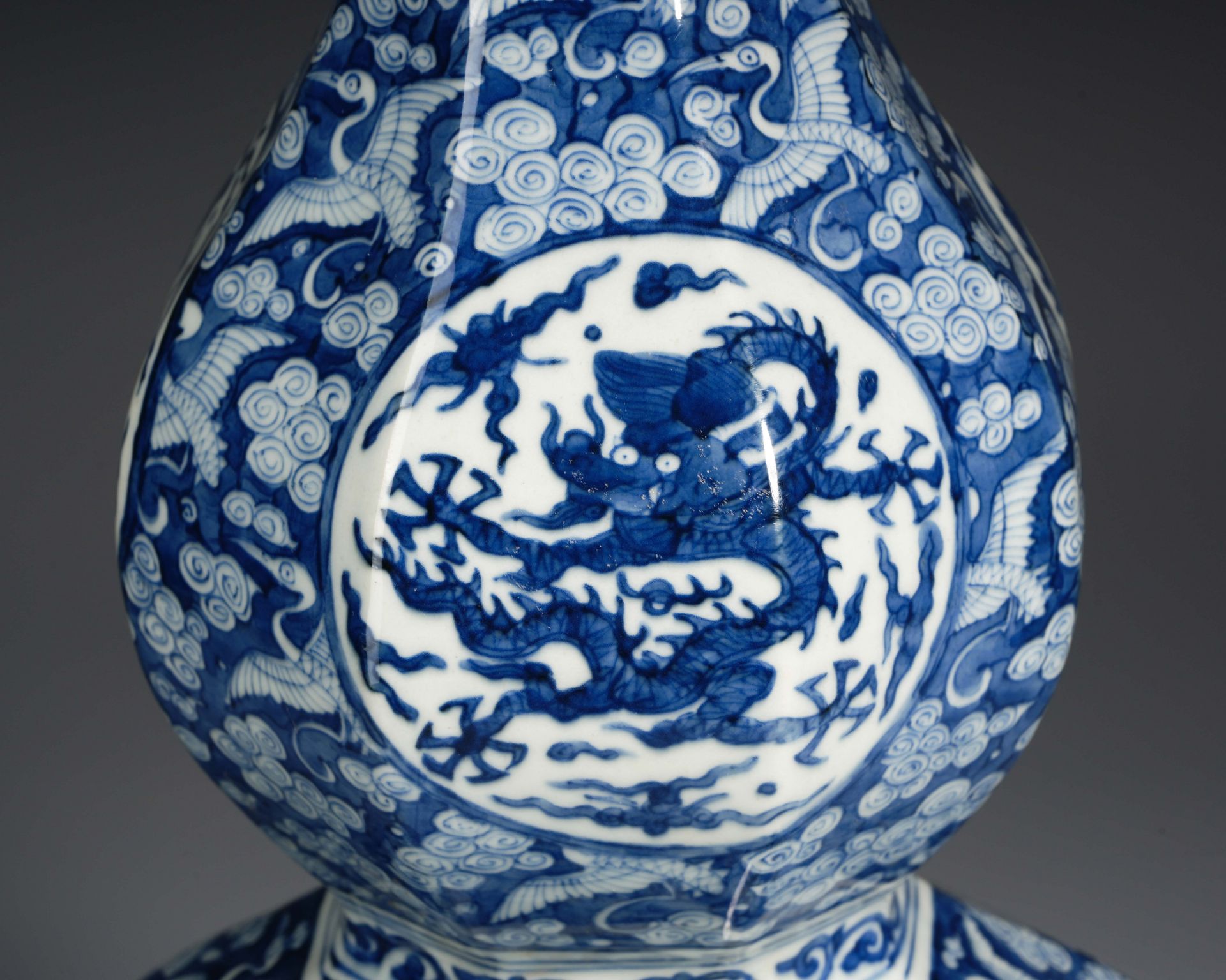 A Chinese Blue and White Dragons Double Gourds Vase - Image 7 of 12