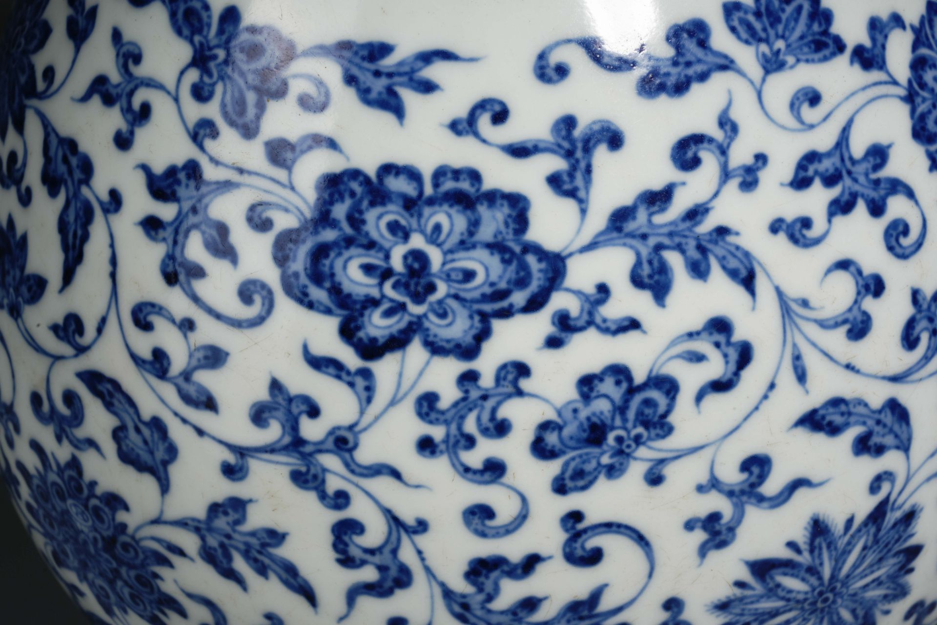 A Chinese Blue and White Lotus Scrolls Vase Yuhuchunping - Image 5 of 10