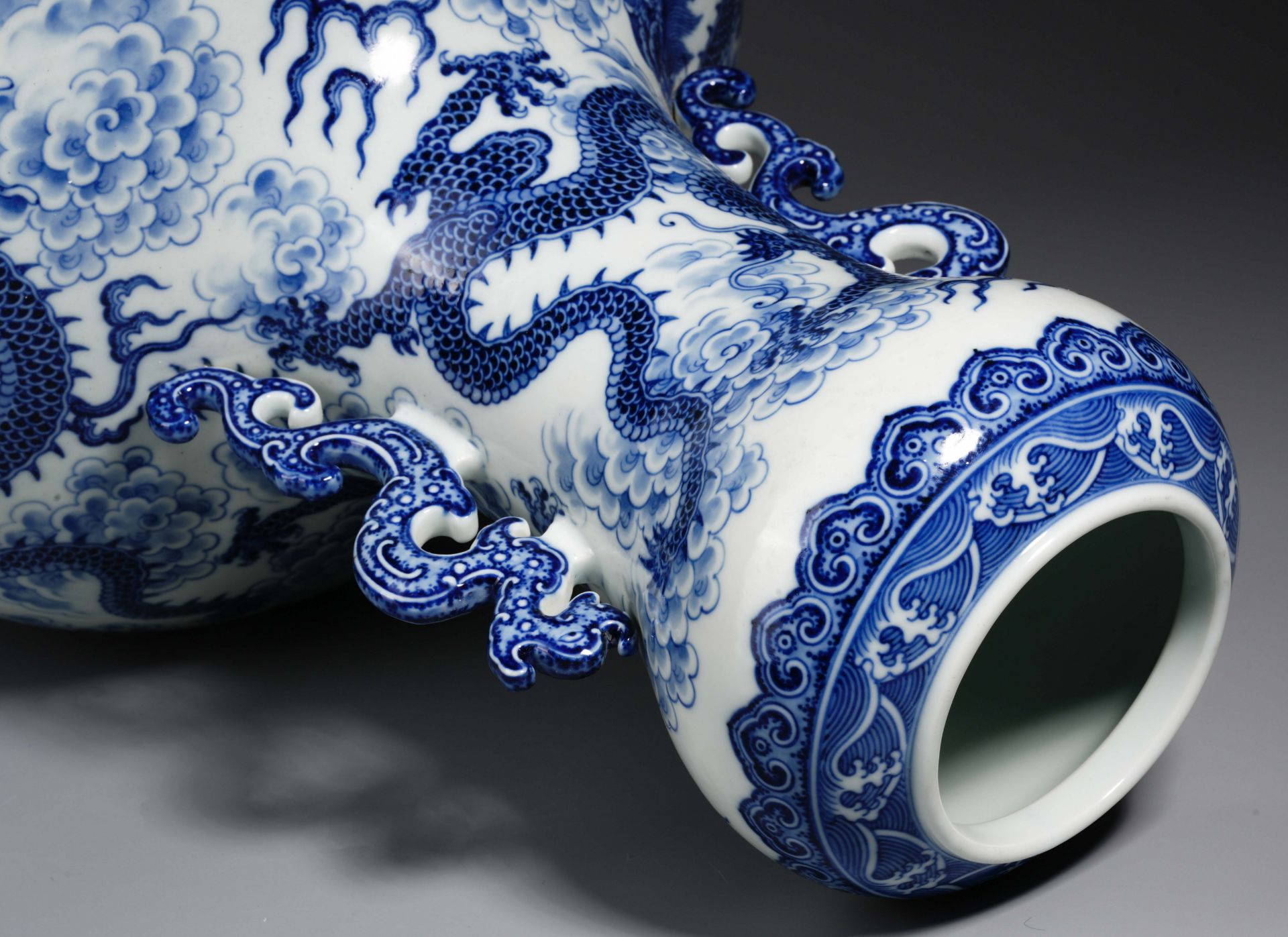 A Chinese Blue and White Dragons Zun Vase - Image 16 of 18