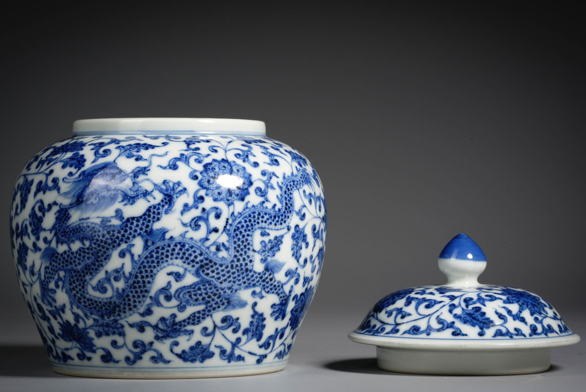 A Chinese Blue and White Dragon Jar with Cover - Image 5 of 11