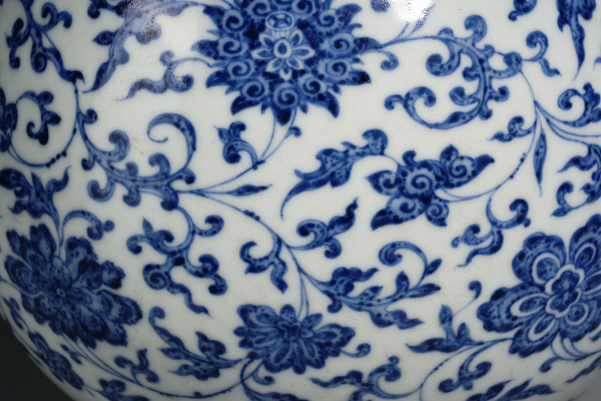 A Chinese Blue and White Lotus Scrolls Vase Yuhuchunping - Image 8 of 10