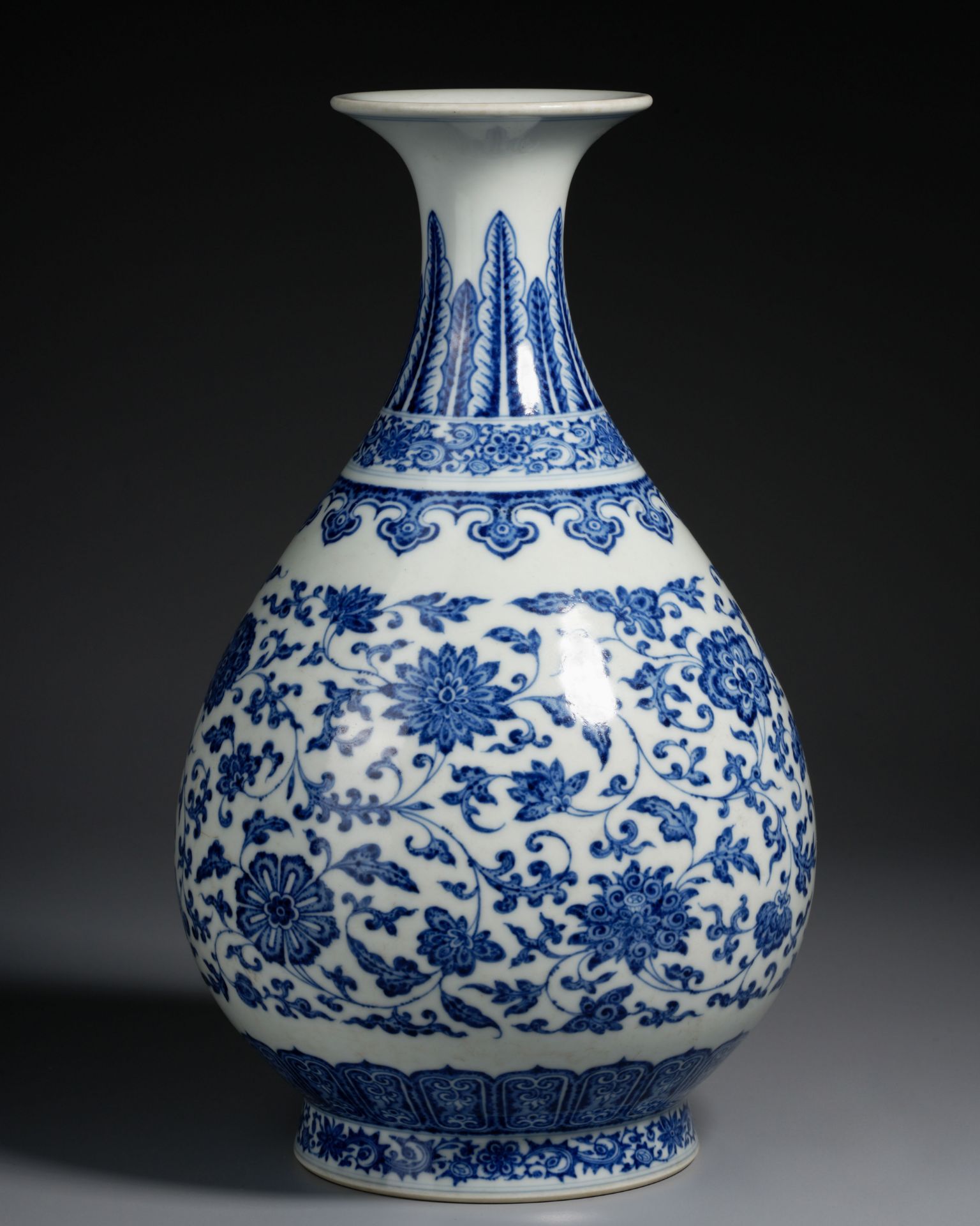 A Chinese Blue and White Lotus Scrolls Vase Yuhuchunping - Image 2 of 10