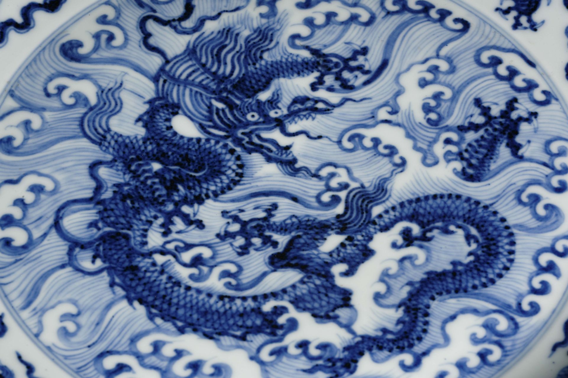 A Chinese Blue and White Dragon Dish - Image 4 of 14