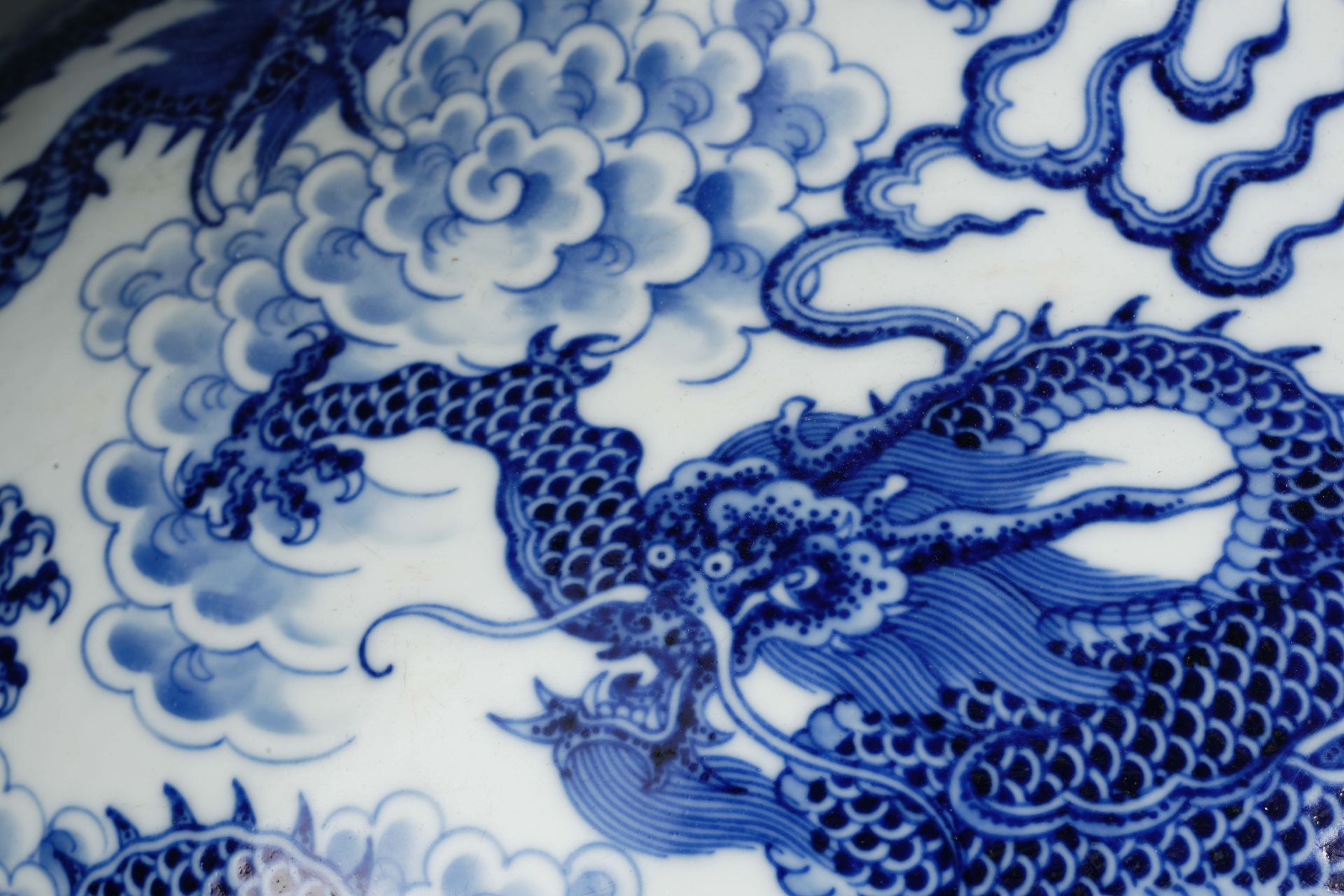 A Chinese Blue and White Dragons Zun Vase - Image 11 of 18