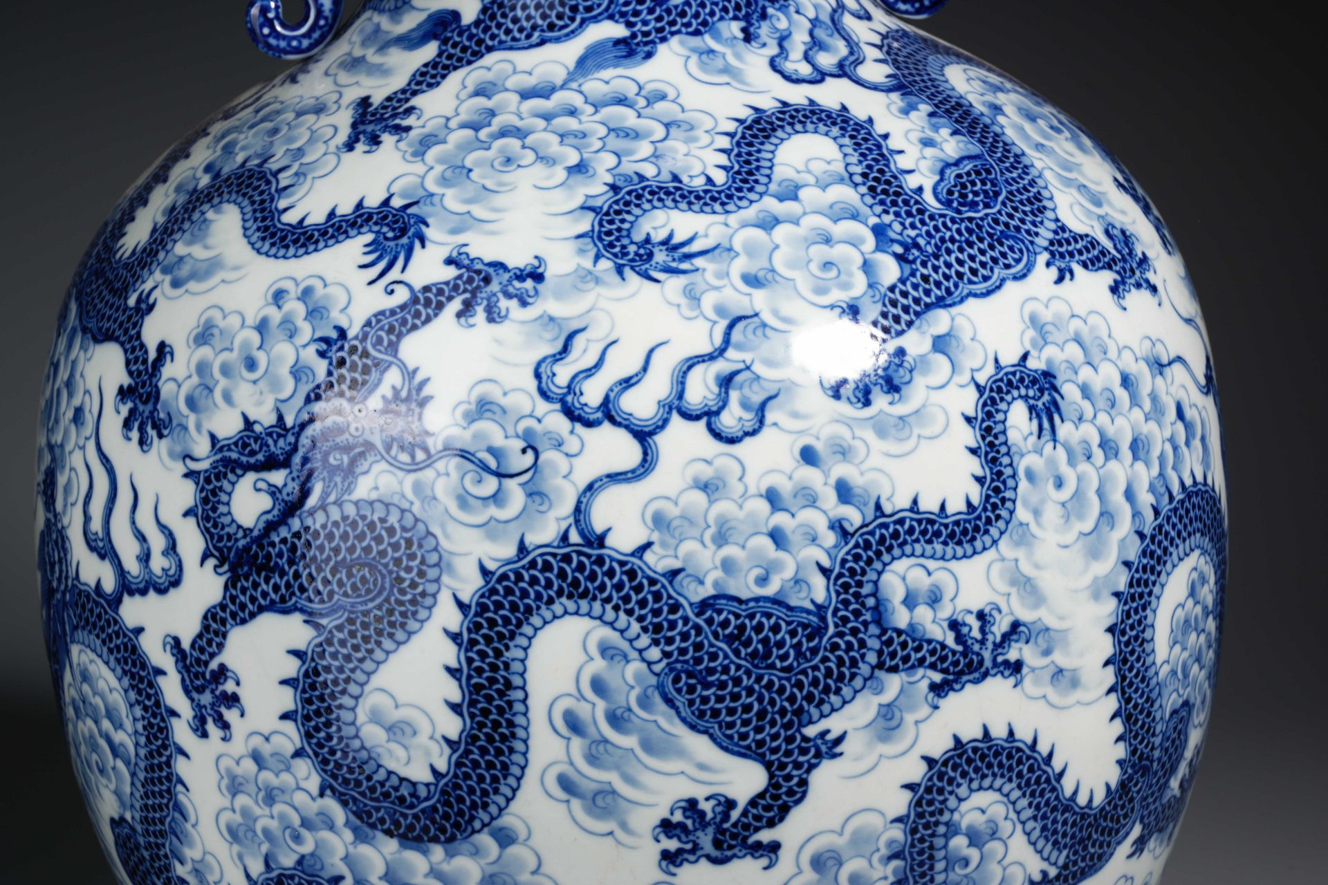 A Chinese Blue and White Dragons Zun Vase - Image 3 of 18