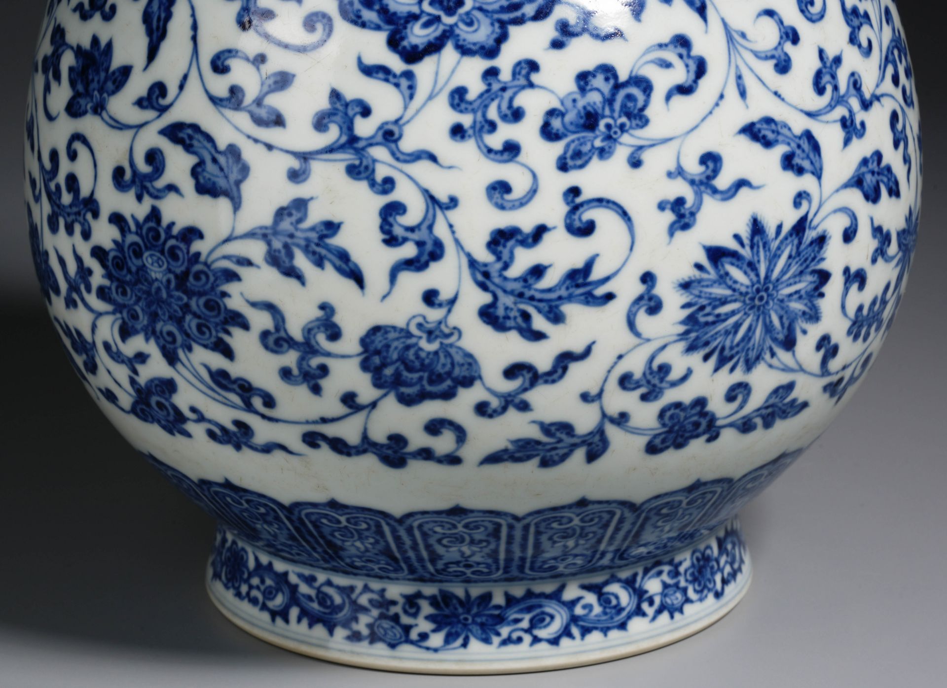 A Chinese Blue and White Lotus Scrolls Vase Yuhuchunping - Image 6 of 10
