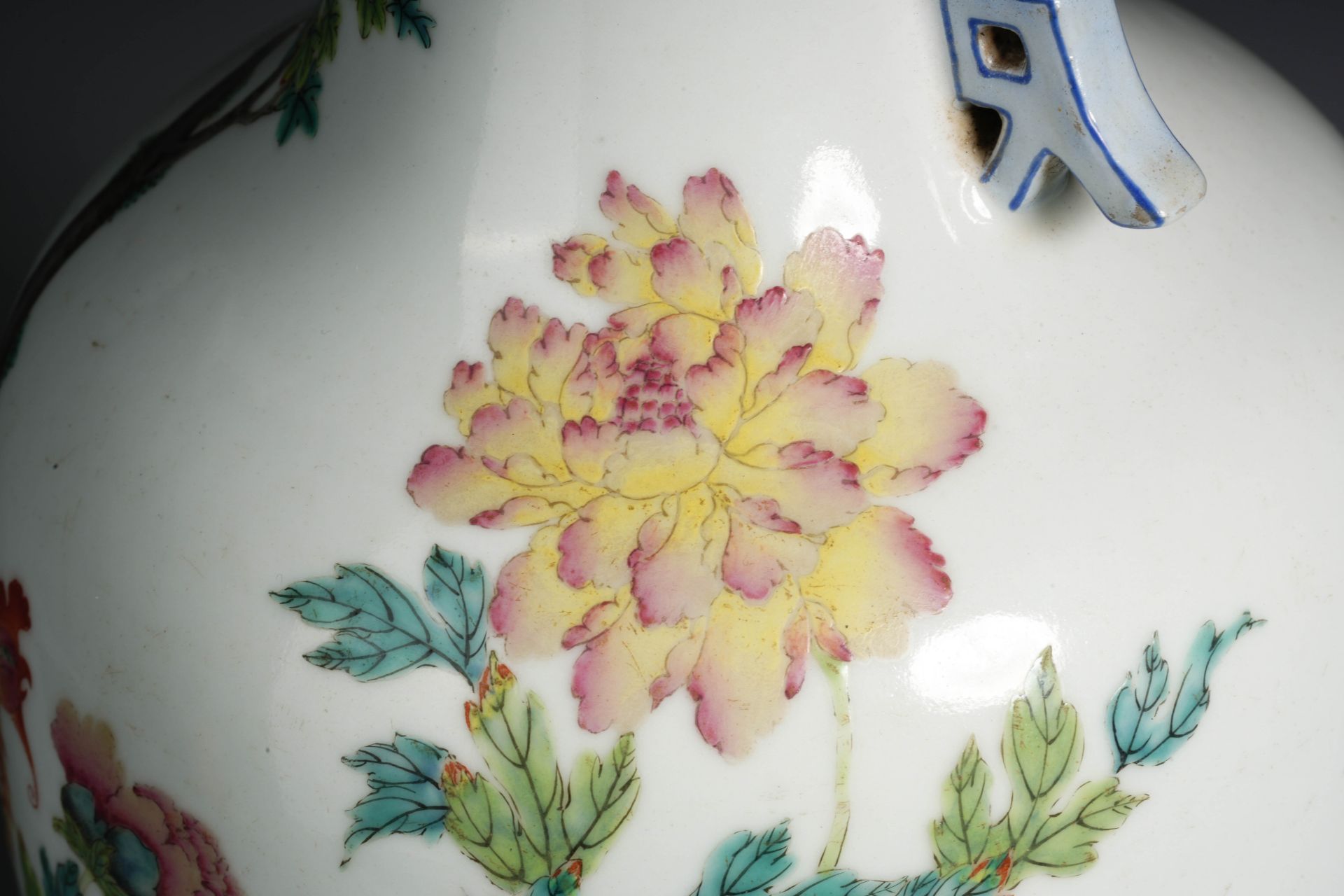 A Chinese Famille Rose Peony Vase - Image 9 of 11