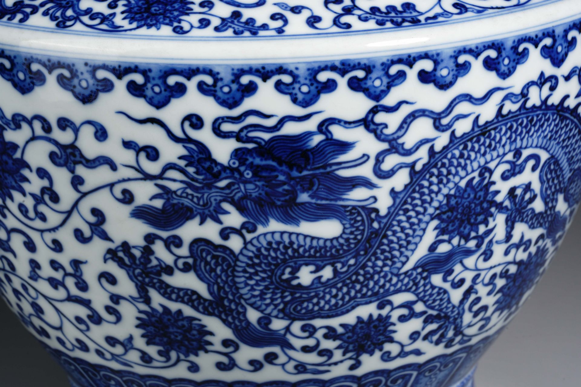 A Chinese Blue and White Dragon and Phoenix Zun Vase - Image 10 of 12