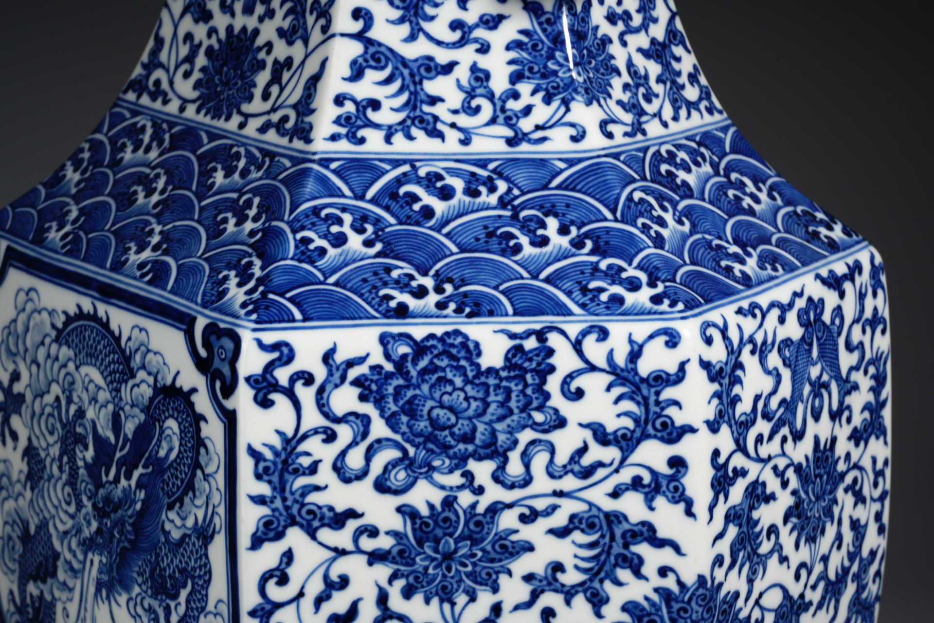 A Chinese Blue and White Dragons Zun Vase - Image 10 of 17