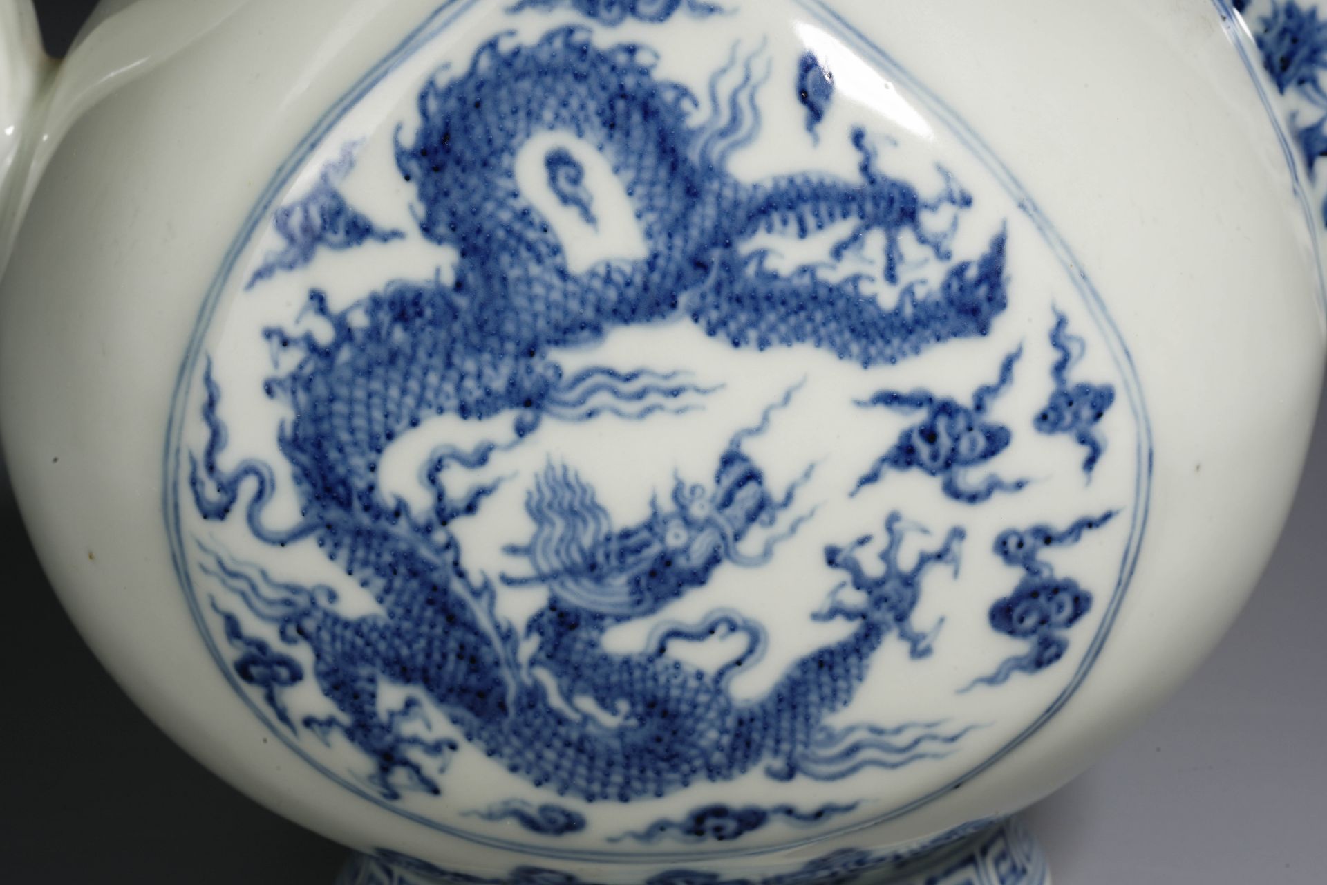 A Chinese Blue and White Dragon Ewer - Image 9 of 12