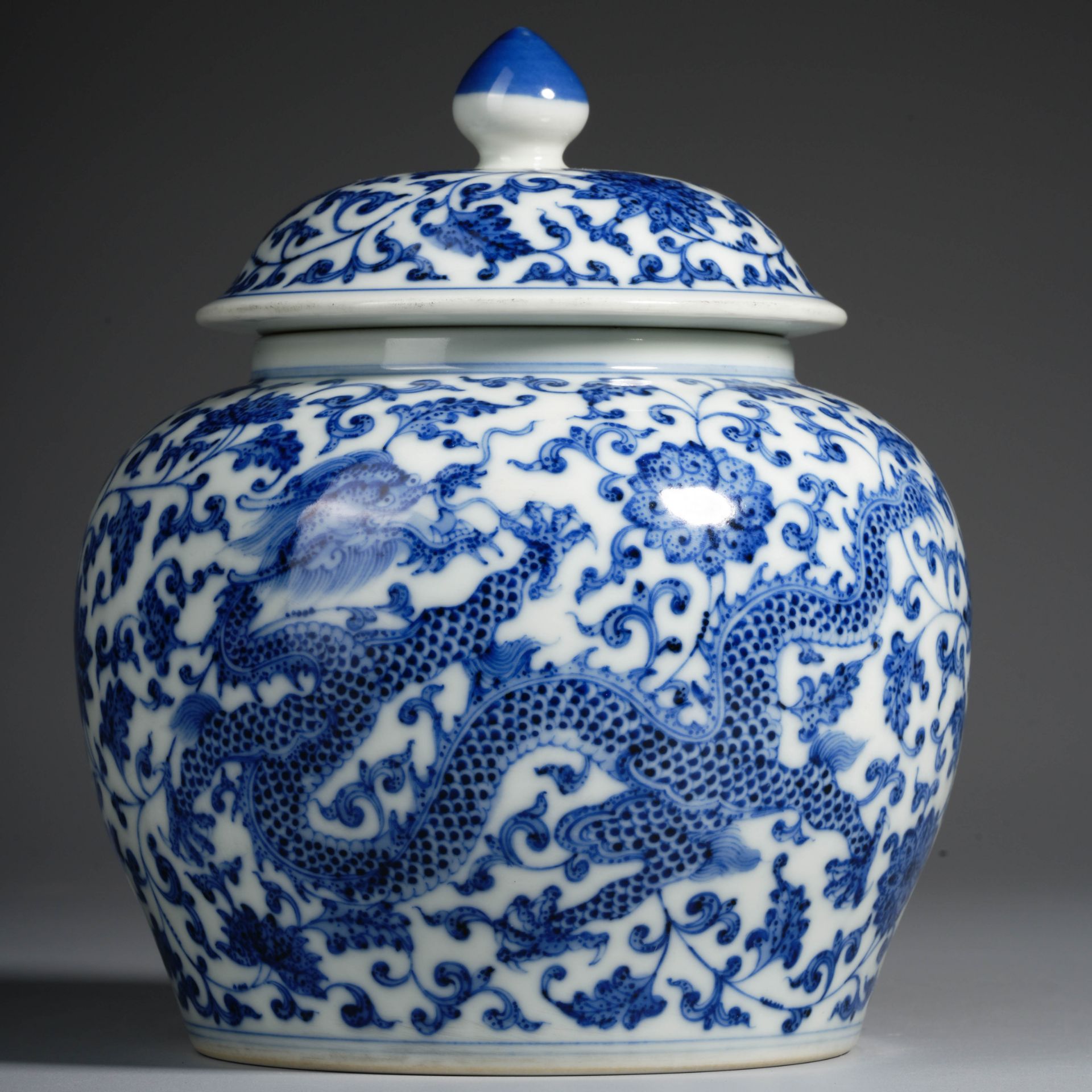 A Chinese Blue and White Dragon Jar with Cover - Image 4 of 11