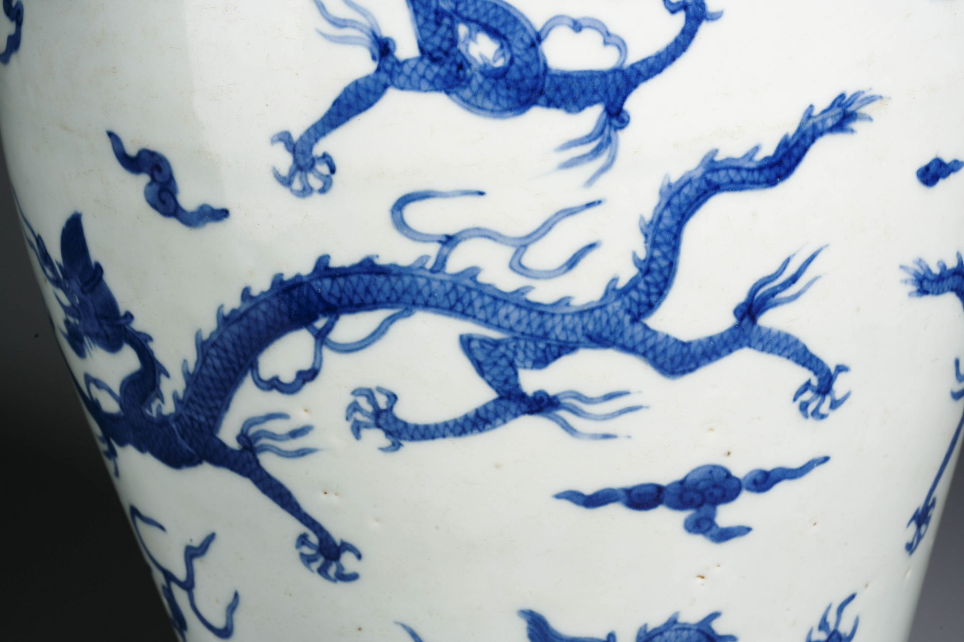 A Chinese Blue and White Dragon Vase Meiping - Image 6 of 11
