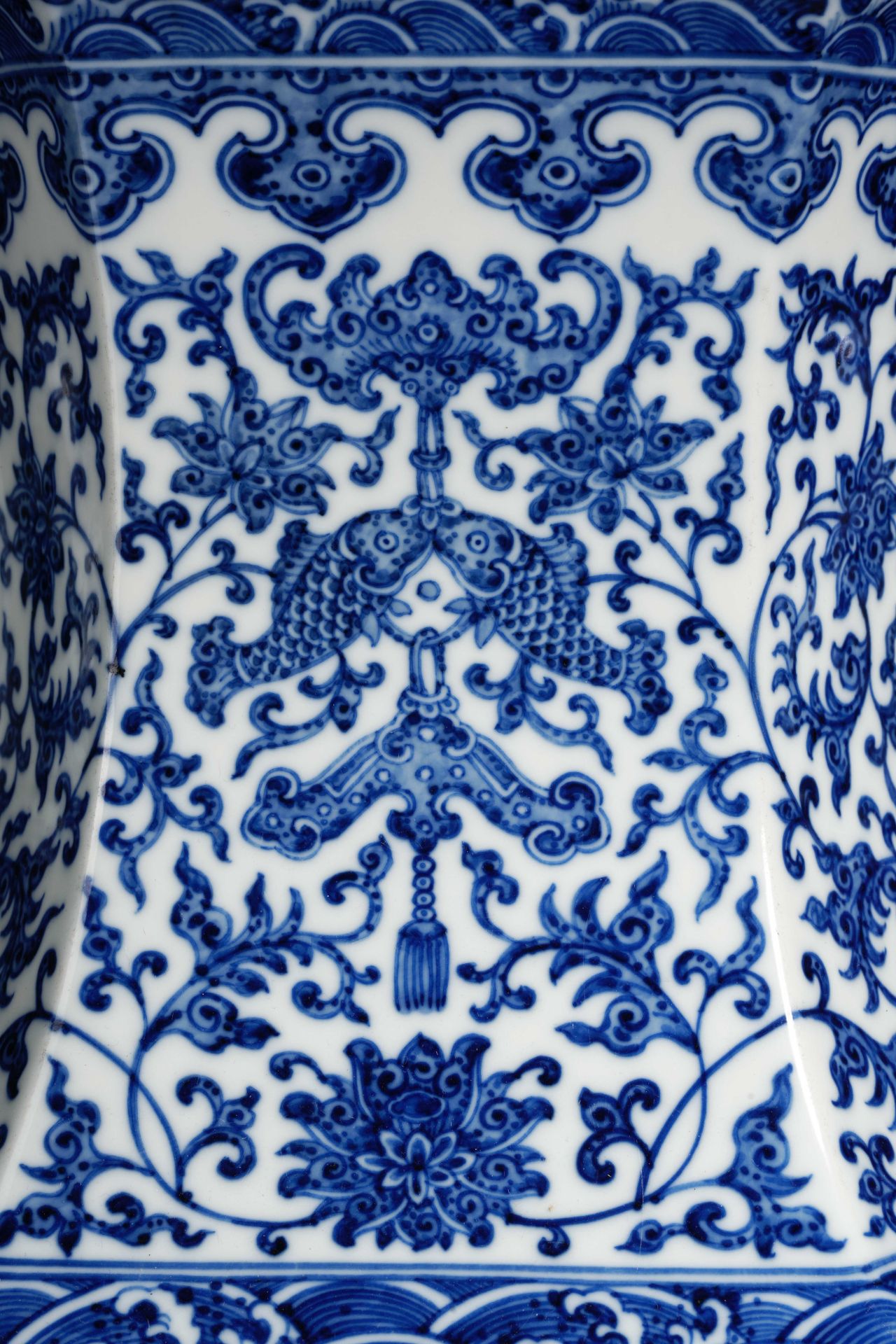 A Chinese Blue and White Dragons Zun Vase - Image 5 of 17