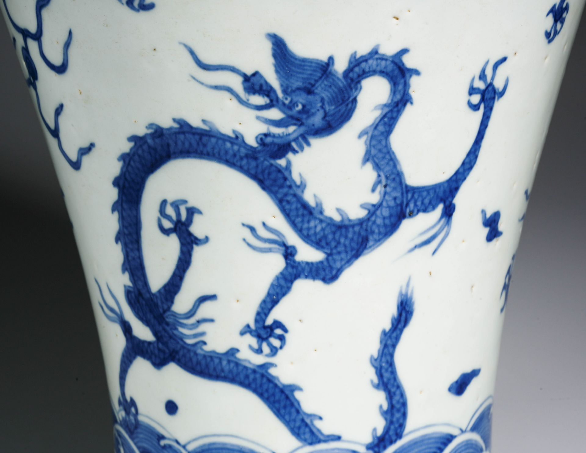 A Chinese Blue and White Dragon Vase Meiping - Image 7 of 11